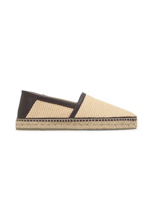 Espadrilla beige intrecciata con rifiniture e tacco in pelle marrone scuro, con suola intrecciata in juta.