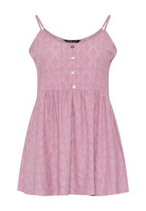 Robe sans manches en dentelle rose avec fines bretelles, devant boutonné avec quatre boutons, et taille froncée pour une jupe évasée.