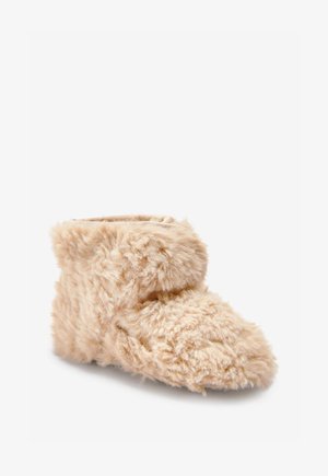 Beige, fluffy, blød indendørs sutsko-støvle med foldet manchet, designet til varme og komfort.