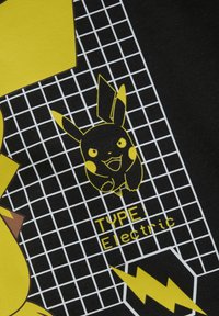 Zwarte stof met een gele Pikachu-afbeelding, een ruitpatroon, tekst met "TYPE: Electric" en bliksemschichtaccenten.