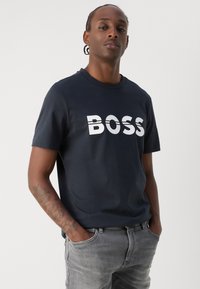 BOSS TEE - Apdrukāts T-krekls - dark blue