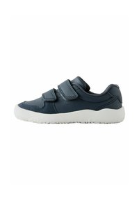 Blauwe leren schoen met klittenbandsluitingen, witte rubberen zool, ronde neus en textuurelementen op de bovenkant voor extra grip en flexibiliteit.