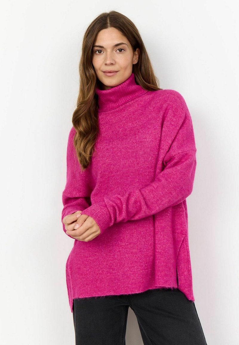 Roza turtleneck pulover s opuštenim krojem, rebrastim manžetama i bočnim prorezima na rubu. Mekana tekstura s blago brušenom površinom.