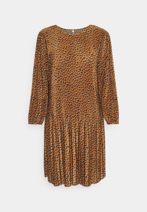 Hnědé šaty s potiskem, se sklady na látce, dlouhými rukávy a kulatým výstřihem. Obsahují malé černé a modré květinové vzory po celé ploše.