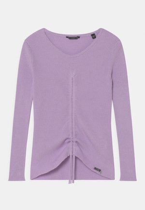 Fliederfarbener, langärmeliger Rippenoberteil mit V-Ausschnitt und Schnürdetail am Saum. Weicher Stoff mit Logo-Akzent unten rechts.