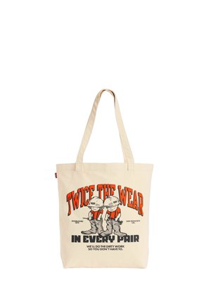 Beżowa torba typu tote z dwoma rysunkowymi pracownikami w hełmach i kombinezonach z tekstem "Twice the Wear in Every Pair" i "We’ll do the dirty work."