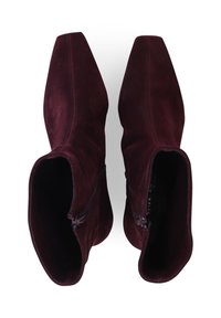 Bordeaux suède enkellaarsjes met een spitse neus en zijritsen. Gladde textuur en hoge schacht voor een aansluitende uitstraling.