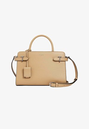 Beige Lederhandtasche mit strukturiertem Design, Tragegriffen oben, abnehmbarem Schulterriemen und silberfarbenen Beschlägen. Inklusive Gepäckanhänger.