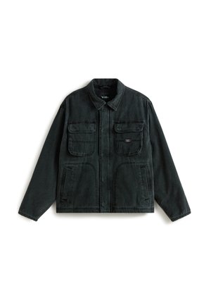 Ciemnozielona kurtka jeansowa z kołnierzem, dwoma kieszeniami na piersi i kieszeniami bocznymi. Ozdobiona kontrastowym przeszyciem i subtelną naszywką z logo.