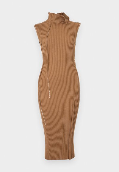 Ribota, megzta ruda suknelė su aukšta apykakle, formą paryškinančiu siluetu ir šoniniu įpjovimu su kontrastinga užtrauktuko detale.