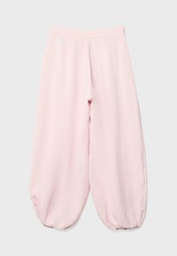 Svetlo roza široke hlače z nabranimi elastičnimi manšetami in gladkim pasom, prikazane na enostavni podlagi.