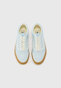 Tenisi din suede de culoare albastru deschis cu accente albe, sireturi plate și talpă din cauciuc caramel. Design clasic de tip low-top, cu vârf rotunjit și guler căptușit.