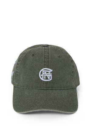 Oliwkowa zielona czapka z daszkiem z haftowanym białym, okrągłym logo umieszczonym centralnie nad daszkiem, na białym tle.