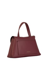 Borsa a mano in pelle bordeaux con una forma strutturata, manico superiore e una tasca frontale con cuciture sottili e un accento in logo dorato.