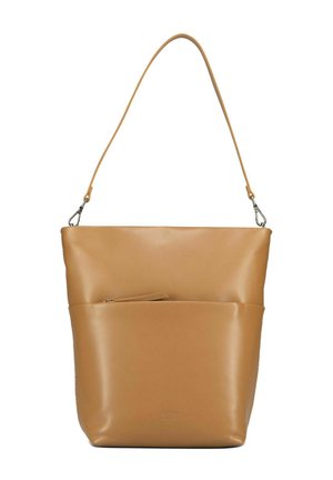 Sac seau en cuir fauve avec une longue bandoulière amovible et une poche zippée à l'avant sur fond blanc.