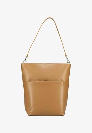 Sac seau en cuir fauve avec une longue bandoulière amovible et une poche zippée à l'avant sur fond blanc.
