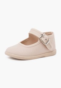 Beige Leinen-Mary-Jane-Schuh mit einer abgerundeten Zehenpartie, Mittelfußriemen, Schnallenbeschlägen und einer flexiblen Gummisohle.
