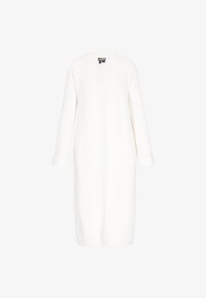 Langer weißer, gestrickter Cardigan mit offenem Vorderteil, langen Ärmeln und gerippten Bündchen, vor einem einfarbigen Hintergrund präsentiert.