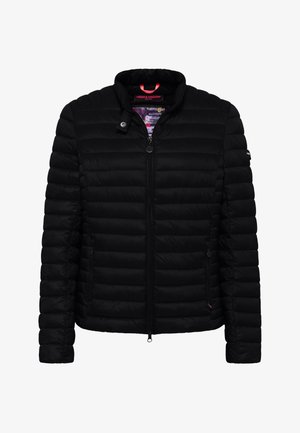 Czarna kurtka puchowa z zamkiem z przodu, wysokim kołnierzem i poziomym pikowaniem. Posiada dwie boczne kieszenie oraz akcent z logo na rękawie.