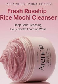 Pot rose de Fresh Rosehip Rice Mochi Cleanser par Arencia avec une texture crémeuse fouettée, mettant en avant un nettoyage en profondeur des pores et une hydratation.