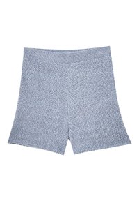 Shorts en maille texturée gris clair avec jambes larges et taille élastique, posés à plat sur un fond blanc.