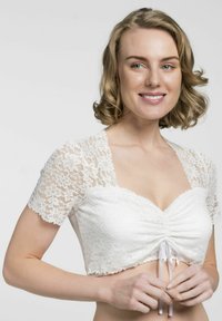 Weißes Spitzen-Crop-Top mit kurzen Ärmeln, gerafftem Vorderteil und einer gebundenen Rüsche. Ein strukturiertes Spitzenmuster bedeckt die Ärmel und den Körper.