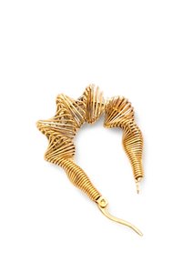 Orecchino a cerchio in filo spiralato color oro con un design attorcigliato, caratterizzato da una finitura metallica liscia e una forma allungata e affusolata.