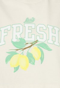 Levi's® CROPPED JORDIE TEE - Apdrukāts T-krekls - beige