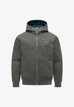 Giacca con cappuccio verde scuro con cerniera frontale, coulisse regolabili, tasche laterali, polsini a costine e un piccolo logo rettangolare sul petto.