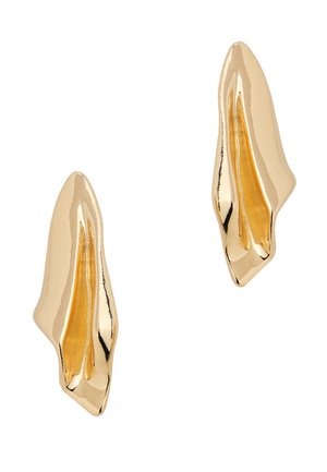 Guldtonede metaløreringe med en organisk form, der har glatte overflader og en let kurve, der fremhæver en poleret, reflekterende finish.