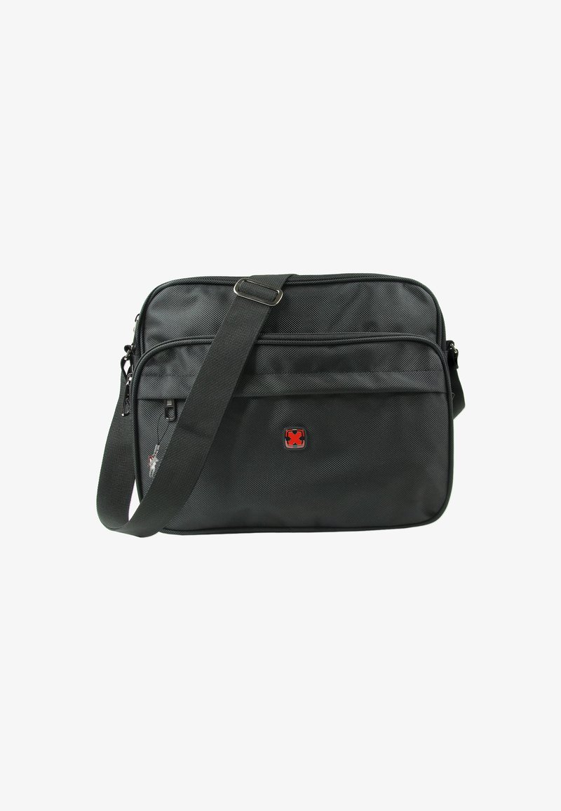 Zwarte schoudertas met verstelbare strap, textuur nylon materiaal, voorzak met rits, en rood logo. Rechthoekige vorm met gladde randen.