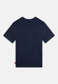 Mørkeblå bomull T-skjorte, korte ermer, rund hals, glatt tekstur, ensfarget design, med en liten logomerke på hemline til venstre.