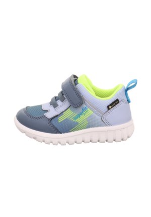 Petite basket enfant en gris, bleu et jaune néon avec bride Velcro et semelle blanche, avec matériau Gore-Tex et languette au talon.