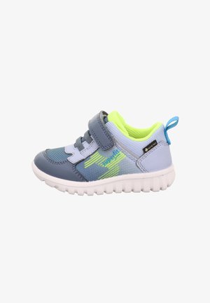 Lille børnesneaker i grå, blå og neongul med velcrobånd og hvid sål, med Gore-Tex materiale og træksløjfe ved hælen.