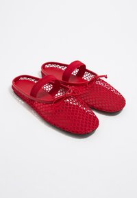 Sarkani sieta slip-on apavi ar noapaļotu purngalu, loku detaļu un elastīgu siksniņu. Acs materiāls nodrošina elpojamību un elastību.