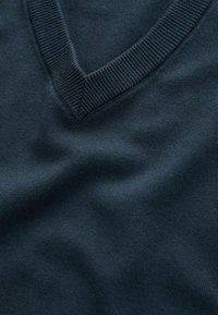 Pulover tricotat cu guler în V de culoare albastru închis, cu o textura ușor rugoasă și guler ribbed.