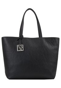 Svart tote bag laget av teksturert skinn, med preget logo-design, doble håndtak og en metall-logo charm festet.