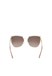 Gafas de sol con lentes de degradado oscuro, montura de metal dorado, forma de ojo de gato angulada y brazos templados marrones con puntas de goma para mayor comodidad.