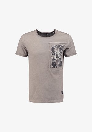 T-shirt gris clair à manches courtes et col rond, avec un graphisme de course de moto noir et blanc et le texte "DIRTY RIDE" sur la poche poitrine.
