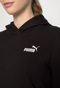 Sudadera con capucha negra de textura suave, con un logo blanco de Puma en el pecho y un diseño clásico de capucha.