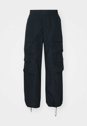 Svarte cargo-bukser laget av lett materiale, med flere sidelommer, elastisk midje og justerbare hem.