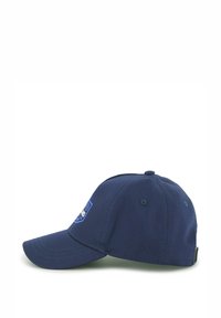 Mørkeblå baseballcap med buet brem, med en rektangulær brodert logo i forskjellige blånyanser foran og ventilasjonsluker på sidene.