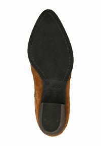 Brązowy zamszowy but o spiczastym nosku, z teksturowaną czarną gumową podeszwą i wytłoczonym logo, rozmiar 36 wydrukowany na podeszwie.