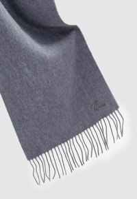 Bufanda gris oscuro hecha de una tela suave, con un tejido plano que presenta una sutil textura y flecos largos y rectos en un extremo.