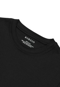 Czarny bawełniany t-shirt z okrągłym dekoltem, z widoczną metką z nazwą marki "BORGIO" oraz szczegółami pielęgnacyjnymi na wewnętrznej stronie dekoltu.