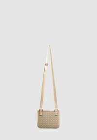 Borsa a tracolla beige con motivo geometrico, texture liscia, forma rettangolare, tracolla regolabile e dettagli in metallo.
