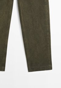 Proste spodnie w oliwkowo-zielonym kolorze, z widocznym przeszyciem i lekką teksturą, na białym tle.