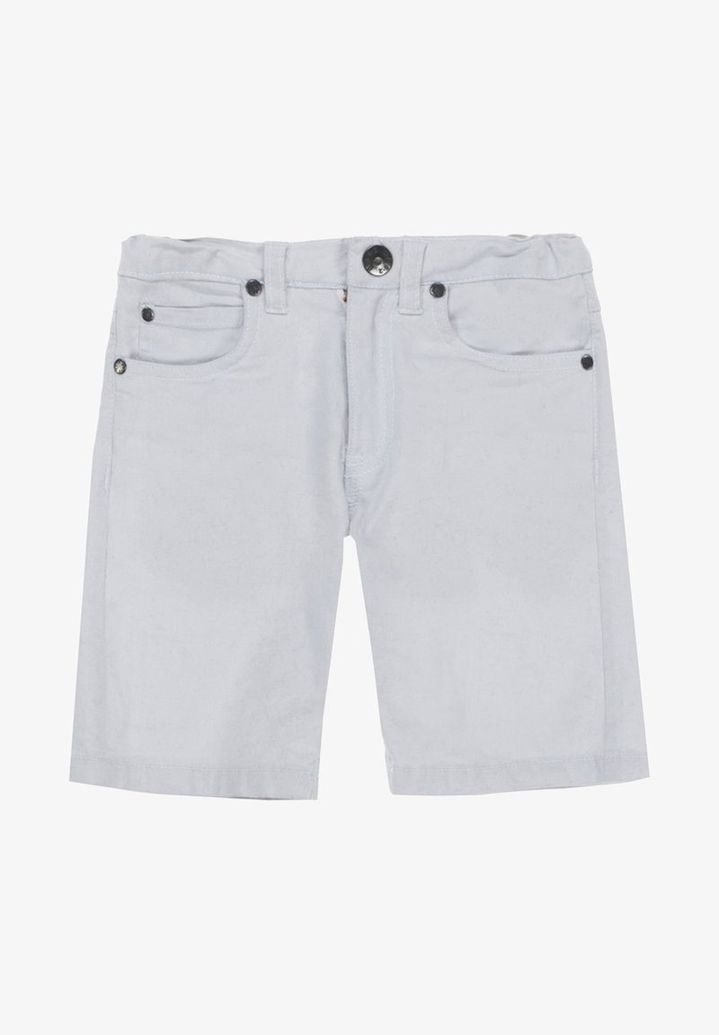 Shorts en denim gris clair avec fermeture à boutons sur le devant, passants pour ceinture et cinq poches, posés à plat sur un fond blanc.