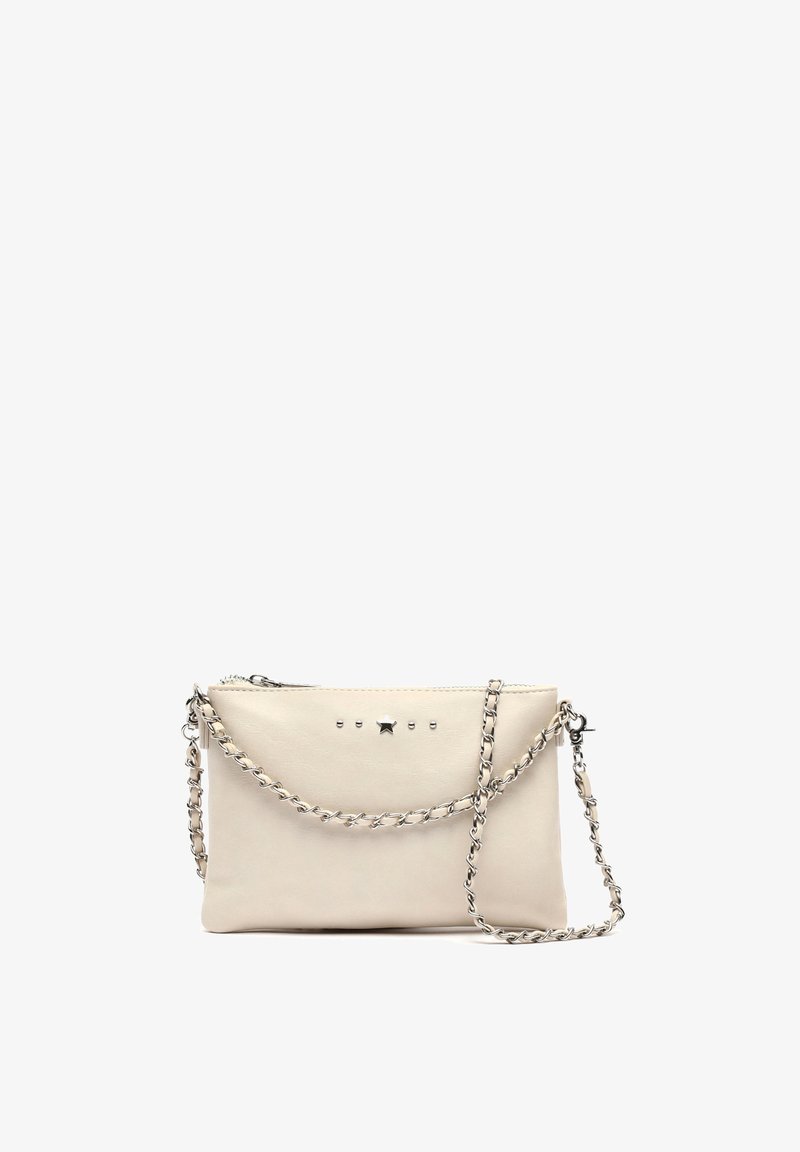 Sac à main en cuir beige avec une texture lisse, fermeture à rabat incurvé, accent étoile en argent, et une bandoulière en chaîne argentée. Design compact et structuré.