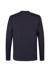 Maglietta a maniche lunghe di un blu navy scuro, realizzata in soffice tessuto di cotone. Presenta un semplice scollo a girocollo e una linea dritta senza motivi.